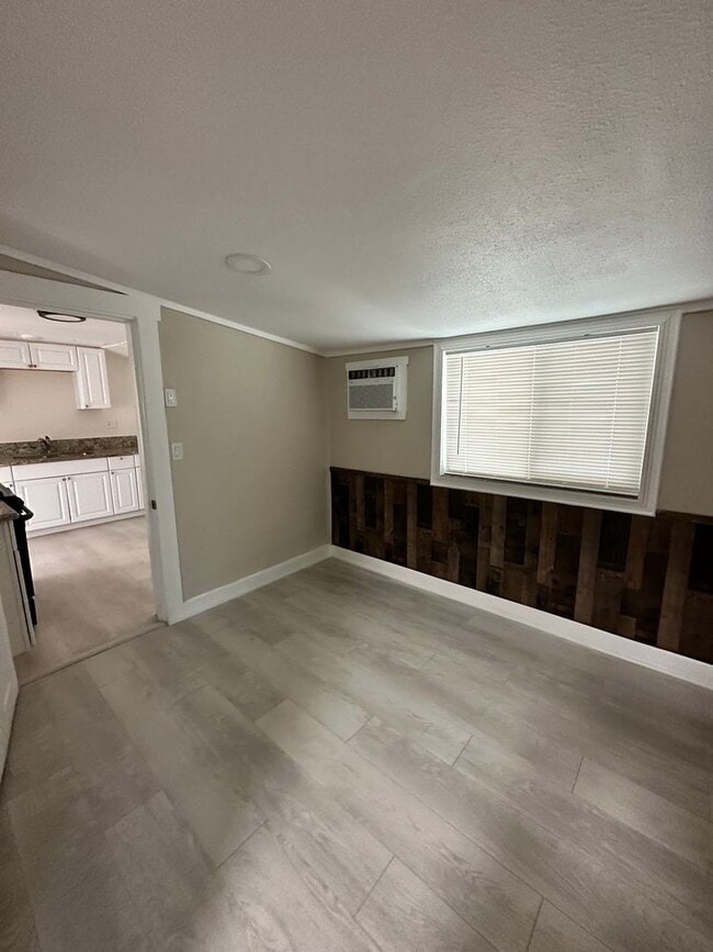 Building Photo - Updated Corner Lot Home – 2bd/2ba