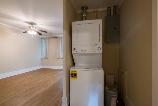 Building Photo - Walk to Campus! Downtown Apartment Available!