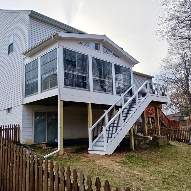Building Photo - 6694 Huntshire Dr