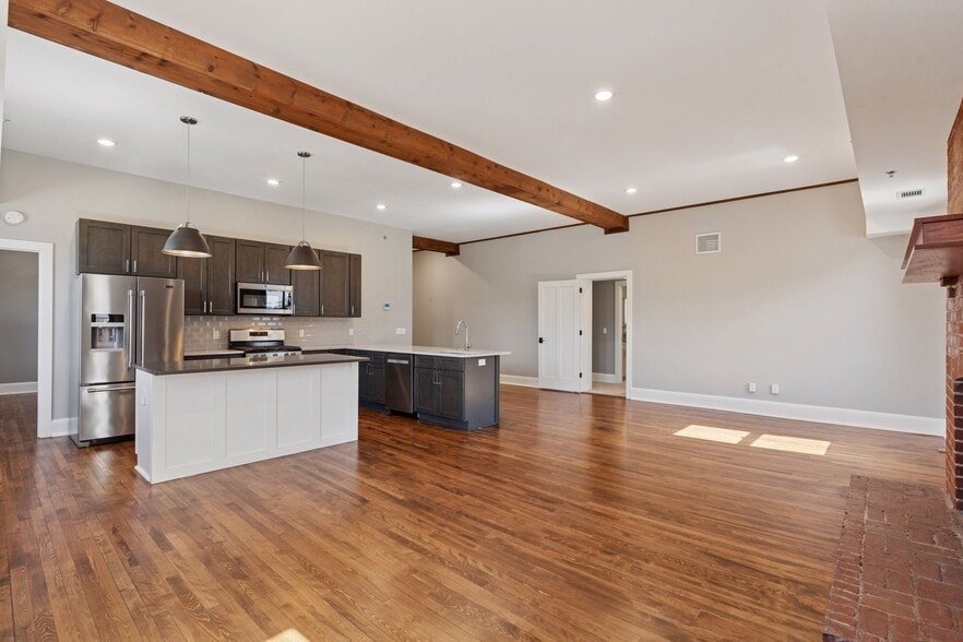 Building Photo - 107 Chestnut St E