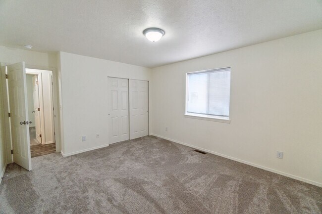 Building Photo - Recently Updated Single Family Home on Spo...