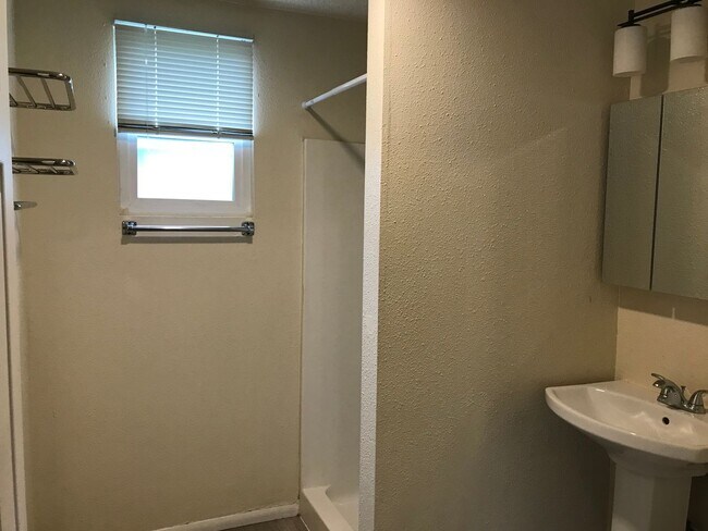 Building Photo - [HUD 1087] 2 Bedroom 2 Bathroom w/ Large Back Yard