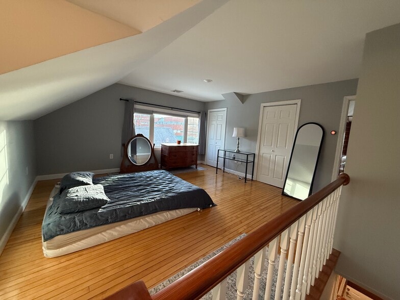 Building Photo - 264 Main St