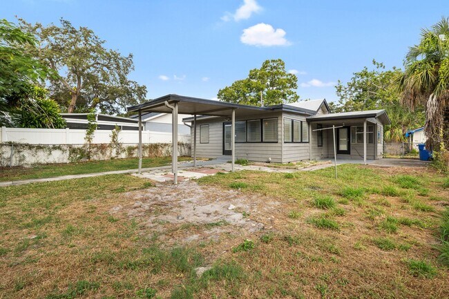 Building Photo - $25 Drive by & Apply 2 Beds 2 Bath House * Large Living/Dining + Bonus Room and Yard** Move in by...