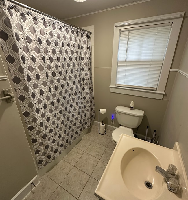 Building Photo - 2 Bedroom/1 Bathroom Cottage - Florence,  AL