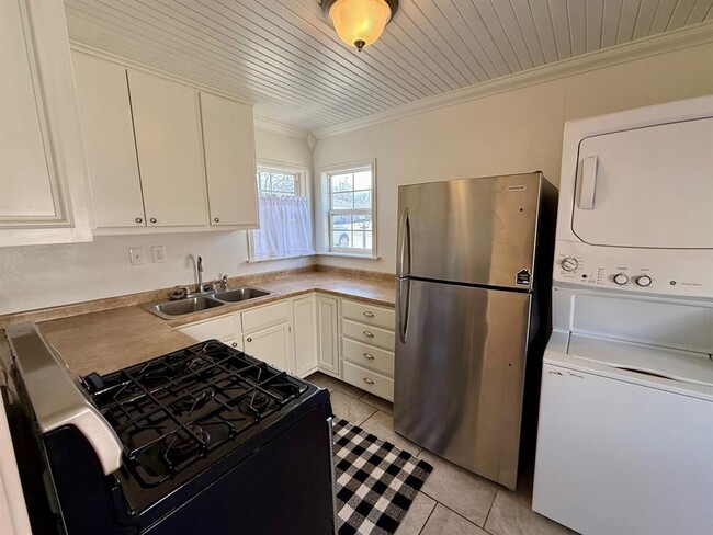 Building Photo - 730 S Littler Ave