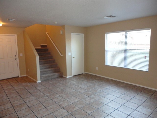 Building Photo - 1425 N Thunderbird Ave
