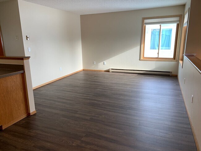 Building Photo - 4 Bed, 2 Bath Twinhome in South Fargo!