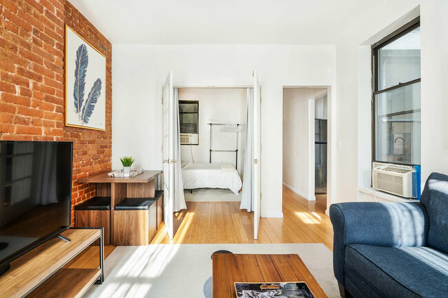 Building Photo - 454 W 47th St