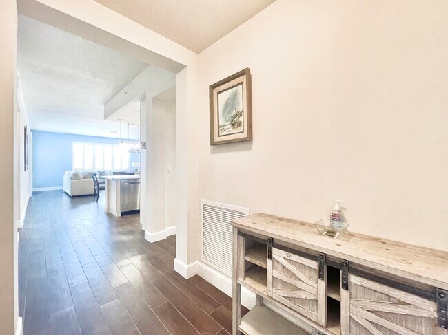 Building Photo - 1044 Bay Colony Dr S