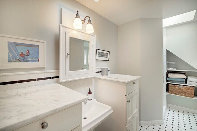 Building Photo - 3 bedroom 2.5 View Property Beach Access  ...