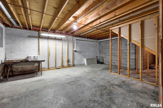 Building Photo - 2321 W Pintura Ct
