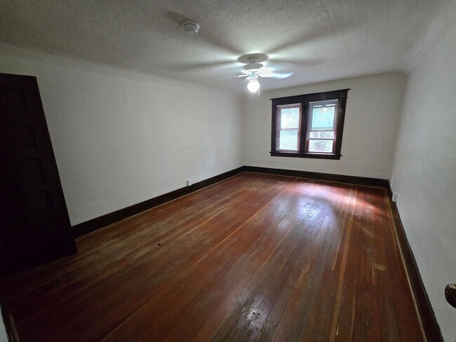 Building Photo - South Hill Home!! Available Now!