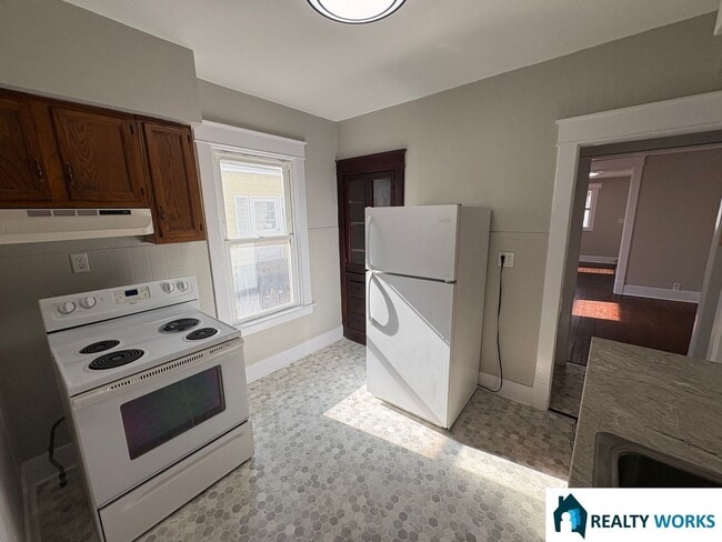 Building Photo - 3 Bedroom Home Close to Campus!