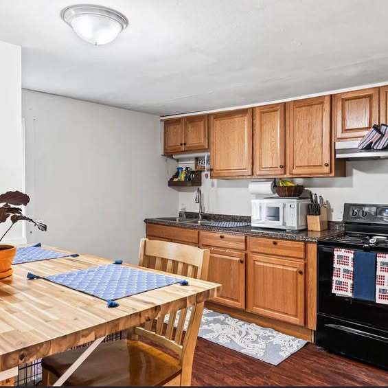 Kitchen - 584 Chestnut Hill Rd