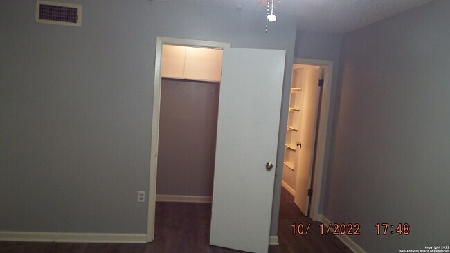 Building Photo - 8032 Laurel Bend