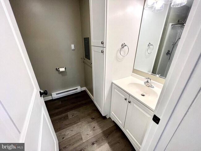 Building Photo - 636 W Penn Ave