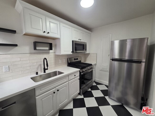 Building Photo - 107 N Sweetzer Ave