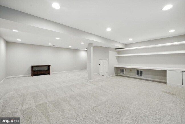 Building Photo - 10198 Cedar Pond Dr