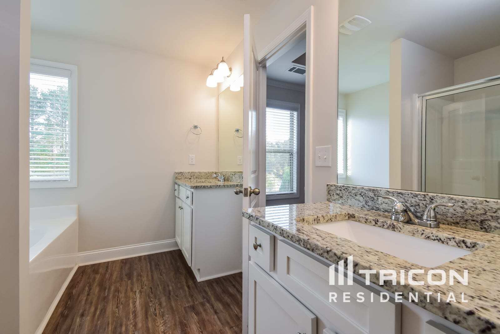 Building Photo - 4203 Bella View Dr