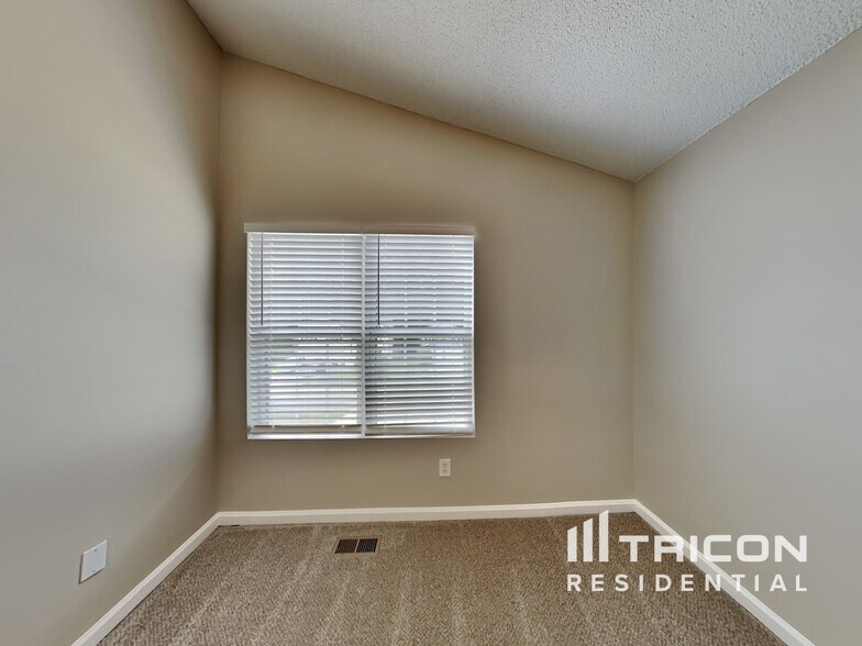 Building Photo - 5922 Graywood Cir SE