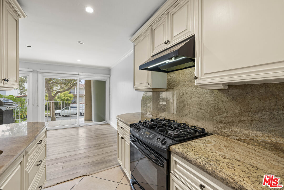 Building Photo - 423 S Rexford Dr