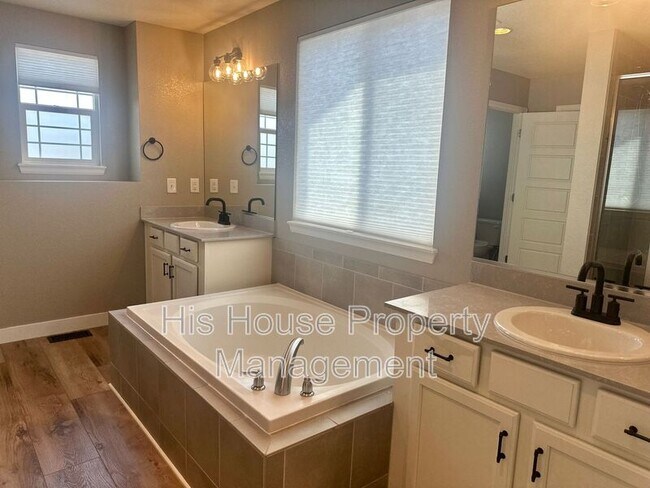 Building Photo - 2278 Stonefish Dr