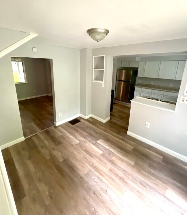 Building Photo - Renovated 3 bed 2 bath in Ambridge Heights!