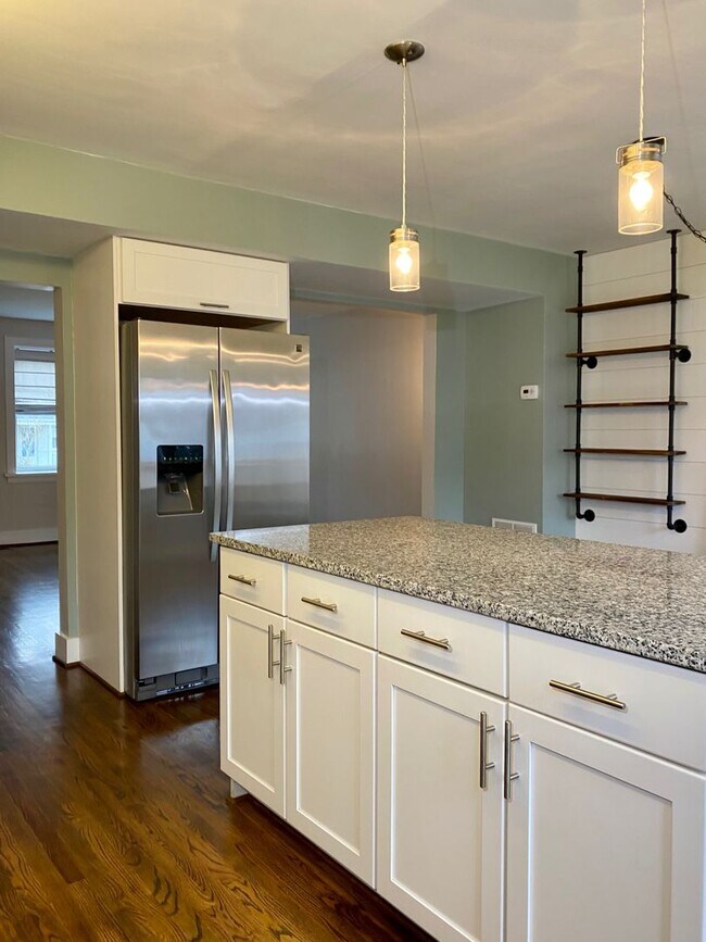 Building Photo - Charming 3 Bedroom/1 Bathroom Townhome in ...