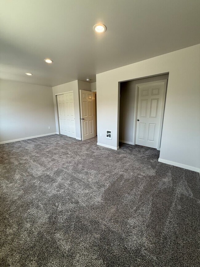 Building Photo - 5305 Smitten Street #2