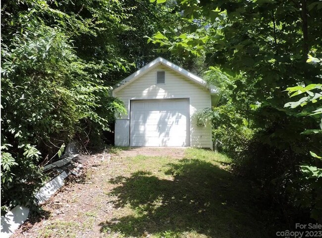 Building Photo - Woderfully Furnished Mountain Home