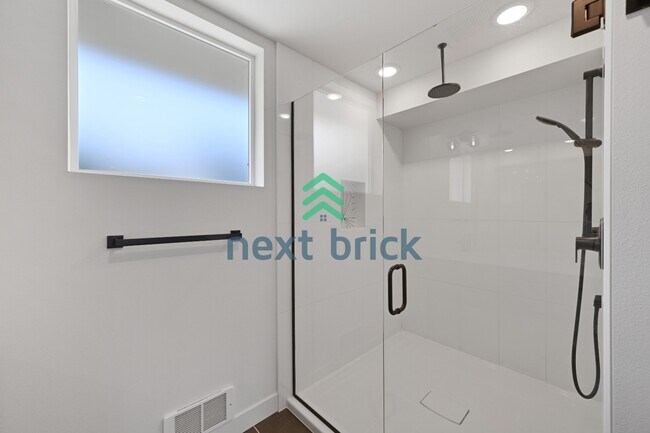 Building Photo - "Charming 3-Bedroom Townhouse Oasis in Heart of Seattle – Spacious 1460 Sq Ft with 2 Full Baths!"