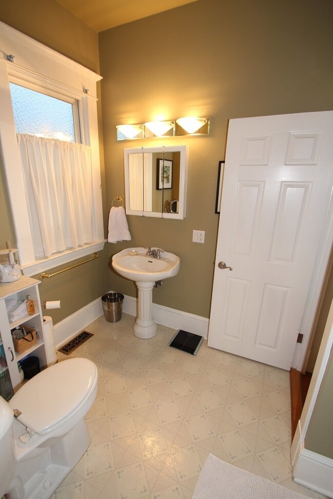 Building Photo - NICELY MAINTAINED 4 BED QUEENE ANNE HOME FOR RENT W GARAGE!