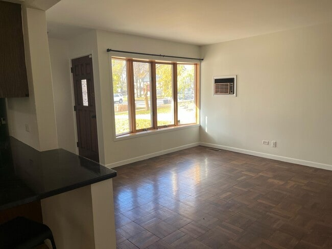 Building Photo - 883 S York St