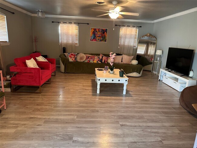 Building Photo - 10034 Westview Dr