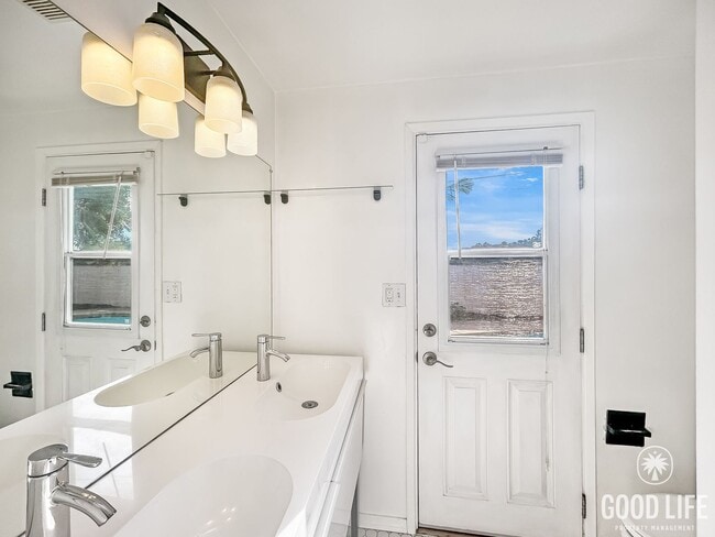 Building Photo - Great 3B/2BA House in Allied Gardens with a Pool!