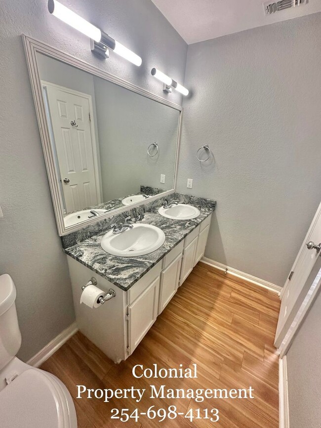 Building Photo - AVAILABLE NOW! 1/2 OFF 1st Month's RENT IF YOU MOVE IN DURING DECEMBER!!!