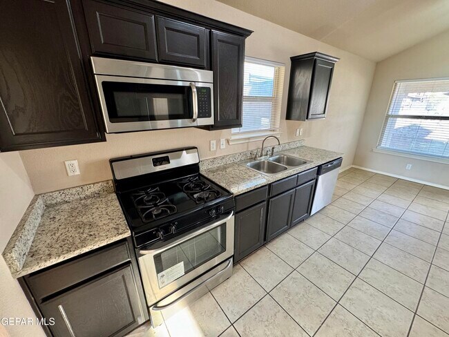 Building Photo - 3813 Loma Dante