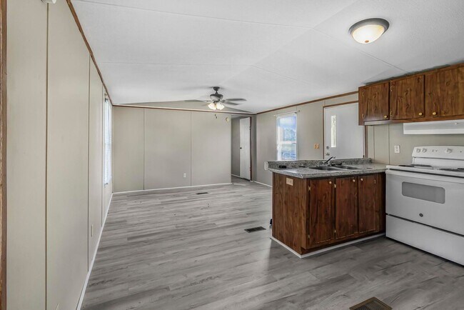 Building Photo - 534 SE 650th Rd