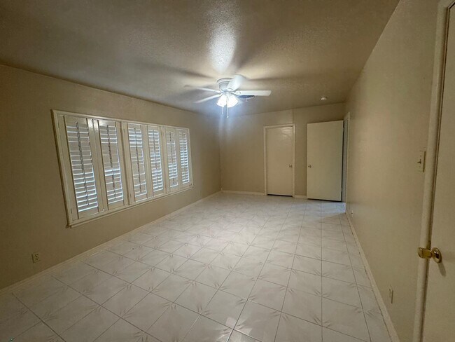 Building Photo - 302 Huisache Dr