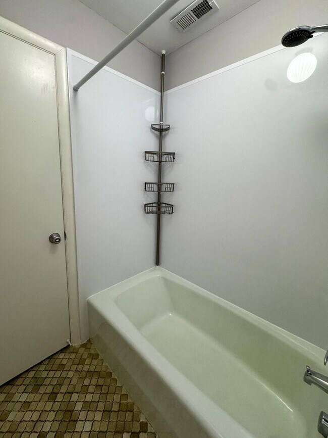 Building Photo - Charming 3 Bed 1.5 Bath Home Close to Fort Bragg