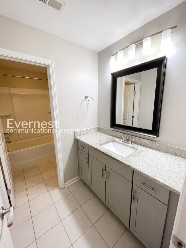 Building Photo - Charming Modern Home / 5 beds 3.5 baths / Garage attached / Fenced-Yard / Available now!