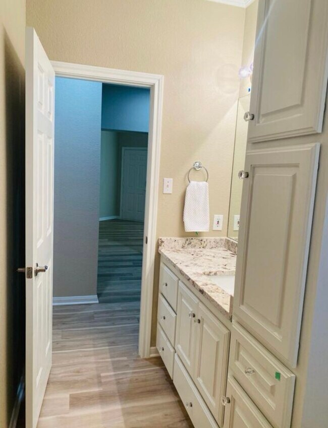 Building Photo - 3816 Whispering Oaks