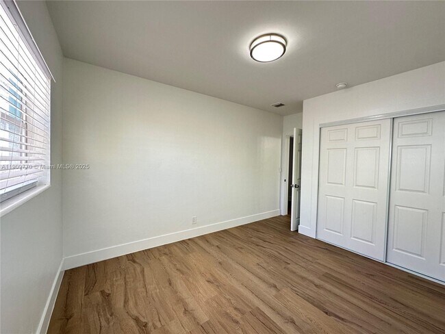 Building Photo - 4300 Sea Grape Dr