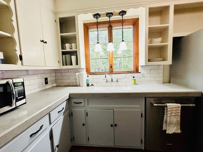 Building Photo - {8100} Picture Perfect Leawood Cottage + C...