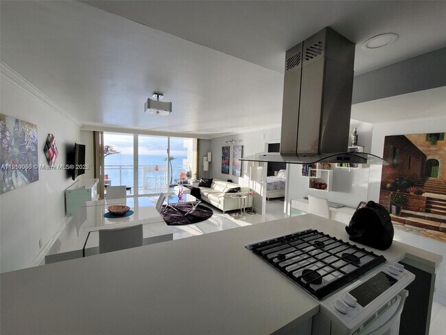 Building Photo - 2030 S Ocean Dr