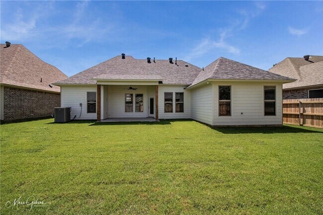 Building Photo - Gorgeous Updated 3 Bedroom Home - Only 5 years Old!