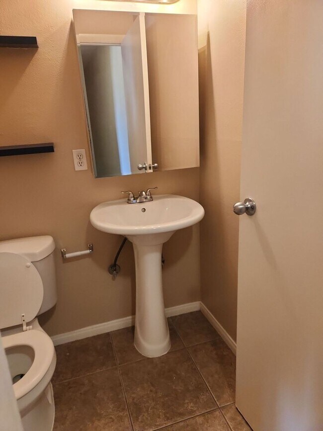 Building Photo - 2 BED, 1 BATH TOWNHOUSE CLOSE TO UNLV!!!!