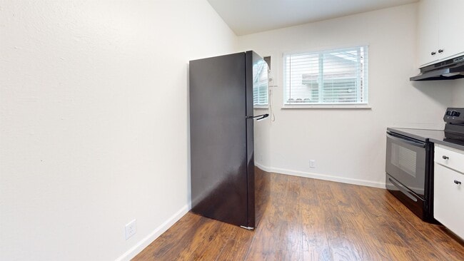 Building Photo - 1558 Bridge St