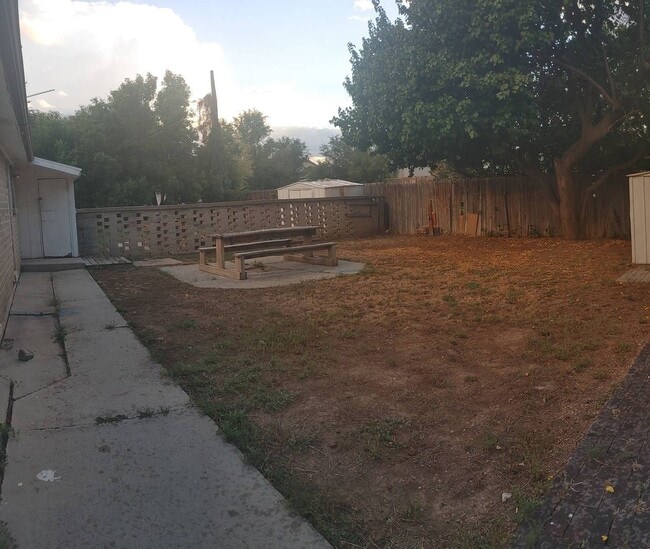 Building Photo - Quaint West Jordan Duplex w covered carport!